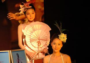 ���ݴ����˿˷�������Ƶ���ӱ�һ��Ա̰1.4��Я47�ſ����� �ڸ���·��������...